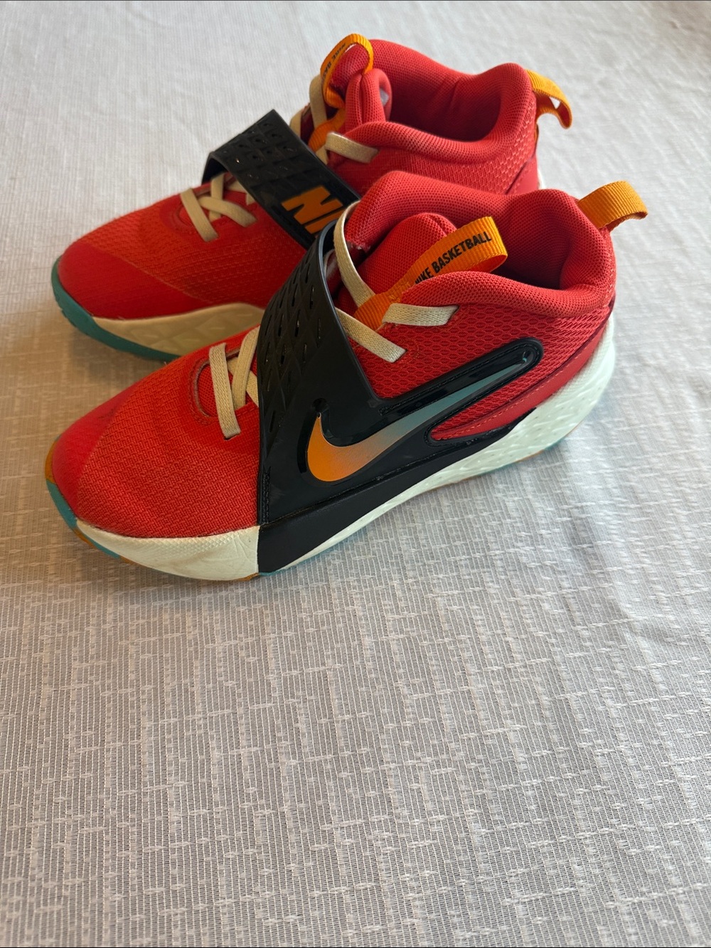 Nike Kids team hustle “picante” basketball shoes